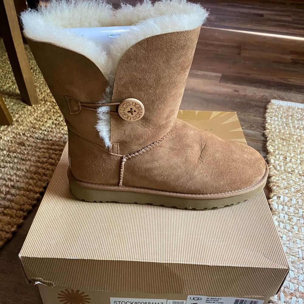 NWT UGG Bailey button boots